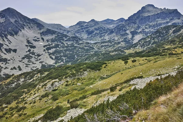Úžasné Panorama Popovo jezero, Dzhangal a Kamenica vrcholy v pohoří Pirin — Stock fotografie