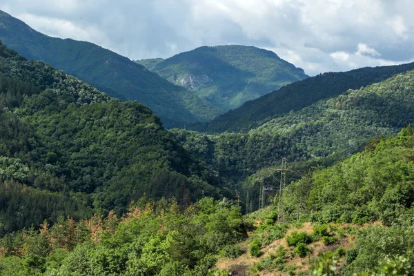 Increíble paisaje a la montaña Rhodopes desde la fortaleza de Asen, región de Plovdiv — Foto de Stock