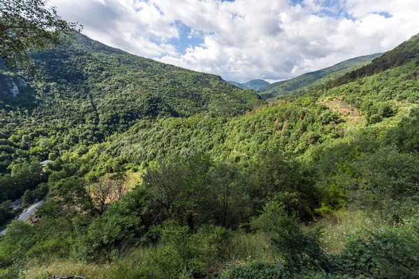 Increíble paisaje a la montaña Rhodopes desde la fortaleza de Asen, región de Plovdiv — Foto de Stock