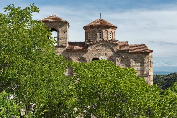 Panorama van de kerk van de heilige moeder van God in het fort van de Asen en Rodopegebergte berg, Asenovgrad, Plovdiv regio — Stockfoto