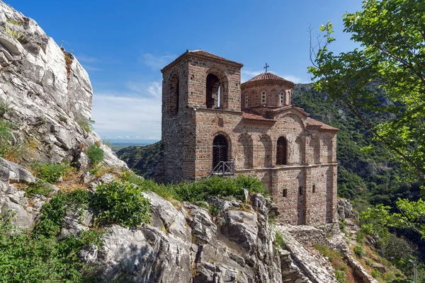 Panorama van de kerk van de heilige moeder van God in het fort van de Asen en Rodopegebergte berg, Asenovgrad, Plovdiv regio — Stockfoto