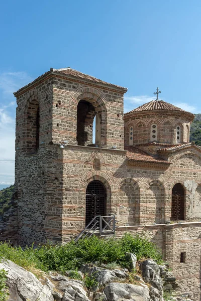 Panorama da Igreja da Santa Mãe de Deus na Fortaleza de Asen e montanha Rhodopes, Asenovgrad, Região de Plovdiv — Fotografia de Stock