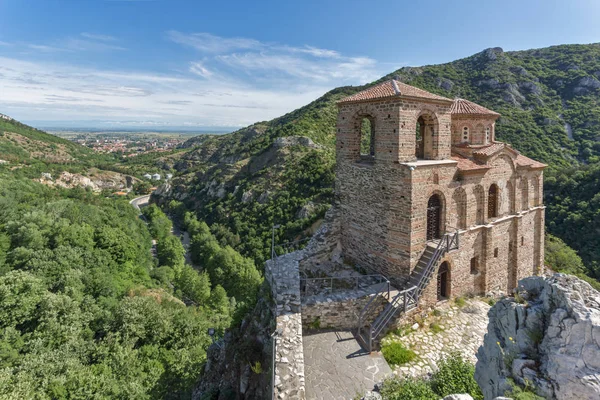 Aussicht auf die Kirche der heiligen Gottesmutter in der Festung von asen und auf die Rhodopen, asenovgrad, Gebiet Plowdiw — Stockfoto