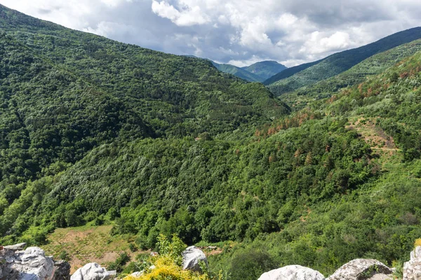 Increíble paisaje a la montaña Rhodopes desde la fortaleza de Asen, región de Plovdiv —  Fotos de Stock