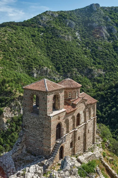 하나님의 교회는 거룩한 어머니의 Asen의 요새에 Rhodopes의 산, Asenovgrad, 플로 브 디 프 지역 — 스톡 사진