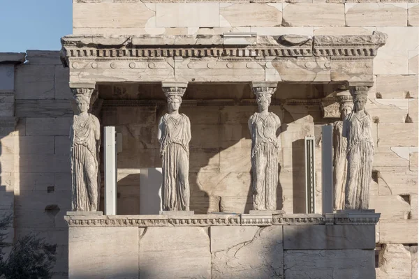 The Porch of the Caryatids in The Erechtheion an ancient Greek temple on the north side of the Acropolis of Athens, Attica — Stock Photo, Image
