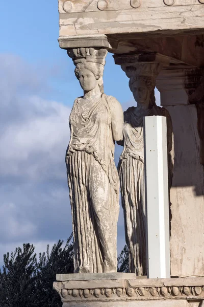 El pórtico de los cariátides en el Erechtheion un templo griego antiguo en el lado norte de la Acrópolis de Atenas — Foto de Stock