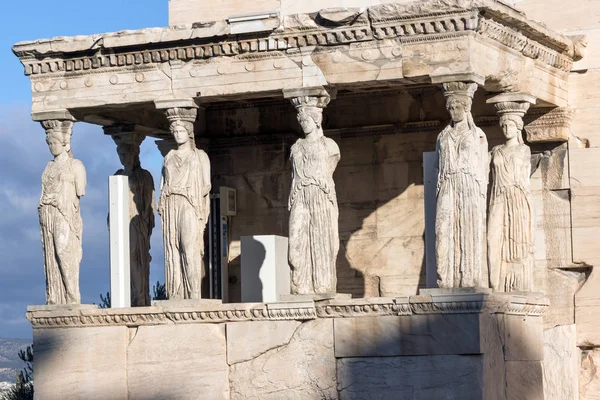 Ганок каріатиди у The Erechtheion стародавнього грецького храму на північній стороні Афінський Акрополь — стокове фото