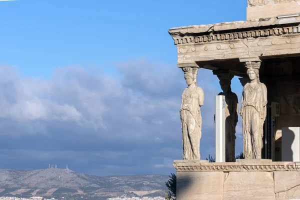 O pórtico dos cariátides em O Erechtheion um temple grego antigo no lado norte do acropolis de Atenas — Fotografia de Stock