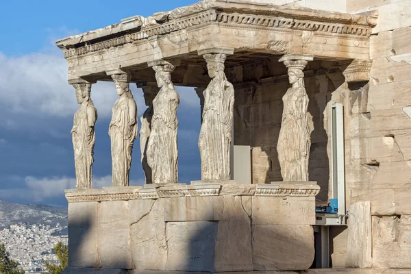 O pórtico dos cariátides em O Erechtheion um temple grego antigo no lado norte do acropolis de Atenas — Fotografia de Stock