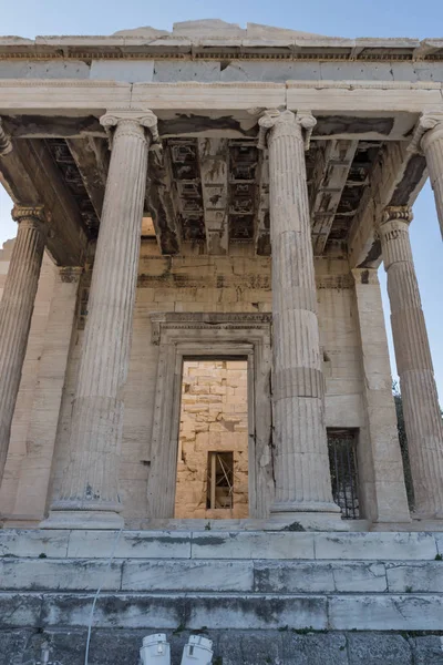 Ancient Greek temple The Erechtheion on the north side of the Acropolis of Athens — Stock Photo, Image
