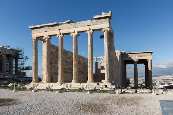 Alter griechischer tempel erechtheion auf der nordseite der akropolis von athens — Stockfoto