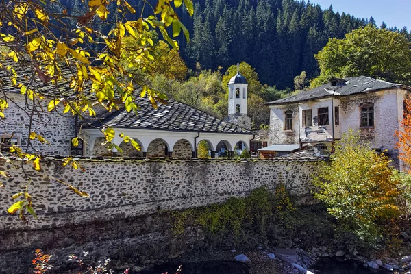 19e eeuwse kerk van de aanname, de rivier en de herfst boom in plaats van Shiroka Laka, Smolyan regio — Stockfoto