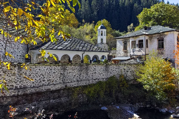 Église de l'Assomption du XIXe siècle, rivière et arbre d'automne dans la ville de Shiroka Laka, région de Smolyan — Photo