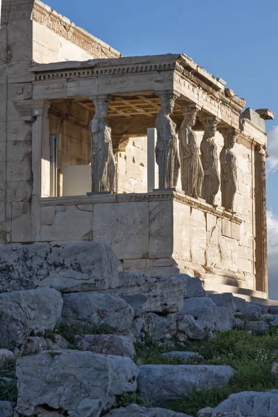 Het voorportaal van de Kariatiden in het Erechteion een oude Griekse tempel aan de noordkant van de Akropolis van Athene, Griekenland — Stockfoto