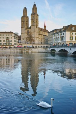 Grossmunster Kilisesi ve yansıma Limmat Nehri, Zürih