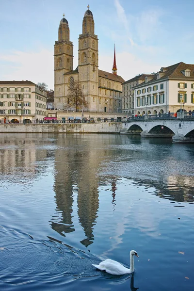 Iglesia de Grossmunster y reflexión en Limmat River, Zurich — Foto de Stock