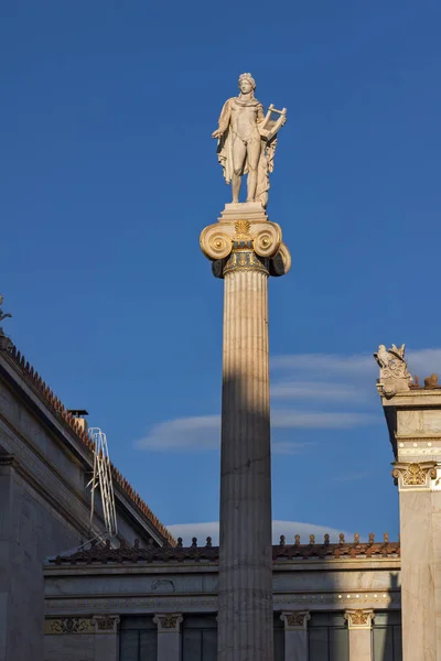 Estatua de Apolo frente a la Academia de Atenas, Ática — Foto de Stock