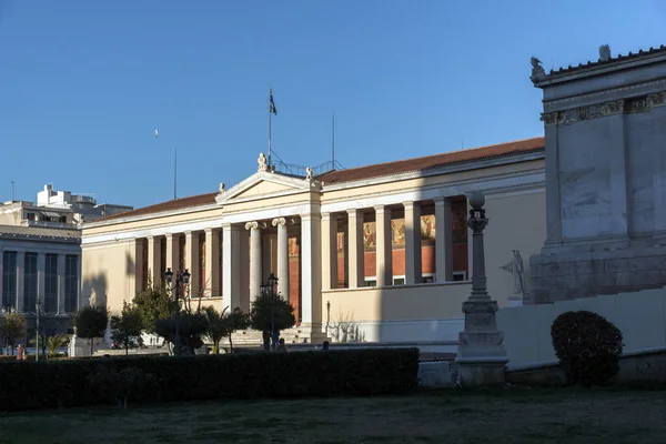 Heykeli önünde Atina Üniversitesi, Attika — Stok fotoğraf