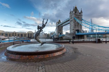 Londra, İngiltere - 15 Haziran 2016: Tower Bridge Londra geç öğleden sonra