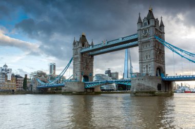 Londra, İngiltere - 15 Haziran 2016: Tower Bridge Londra ikindi, İngiltere