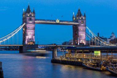 Londra, İngiltere - 15 Haziran 2016: Tower Bridge Londra gece, İngiltere