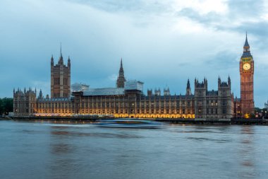 Londra - 16 Haziran 2016: Houses of Parliament, Westminster Sarayı, Londra, İngiltere gün batımı görünümü
