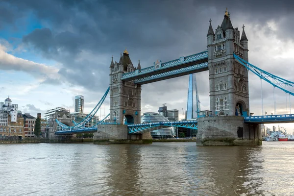 LONDRES, INGLATERRA - 15 DE JUNIO DE 2016: Tower Bridge en Londres al final de la tarde, Inglaterra — Foto de Stock