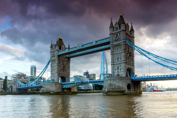 Londra, İngiltere - 15 Haziran 2016: Tower Bridge Londra geç öğleden sonra — Stok fotoğraf