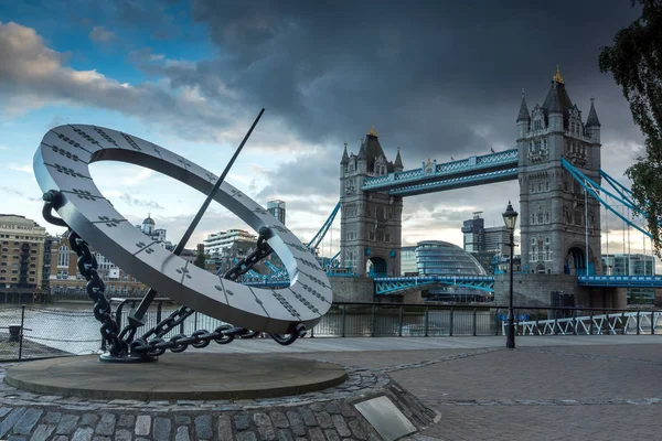 LONDRES, INGLATERRA - 15 DE JUNIO DE 2016: Tower Bridge en Londres al final de la tarde — Foto de Stock