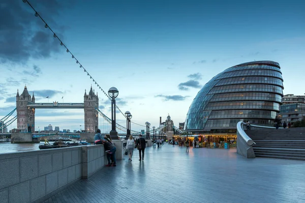 LONDRES, ANGLETERRE - 15 JUIN 2016 : Photo de nuit de l'hôtel de ville et du Tower Bridge à Londres, Angleterre — Photo