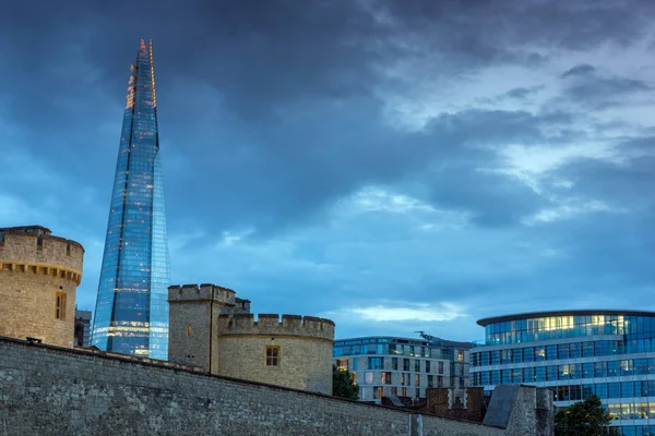 ЛОНДОН, Англия - 15 июня 2016 года: Панорама с Лондонским Тауэром и The Shard, Лондон, Англия — стоковое фото