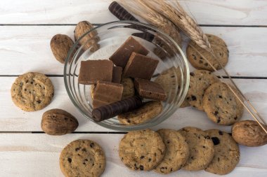 Fincan kahve, kurabiye, ceviz ve çikolata