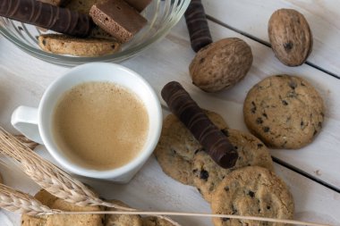 Fincan kahve, kurabiye, ceviz ve çikolata