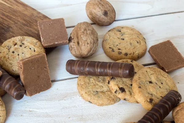 Kekse, Walnüsse und Schokolade — Stockfoto