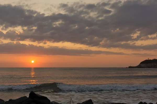 Increíble Panorama del amanecer desde la playa de la ciudad de Tsarevo, Región de Burgas — Foto de Stock