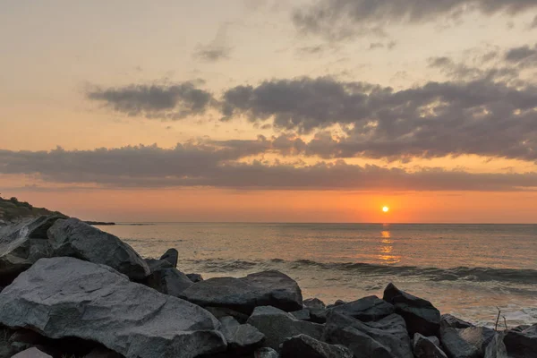 Geweldige Sunrise Panorama vanaf het strand van de stad van Tsarevo, Burgas regio — Stockfoto