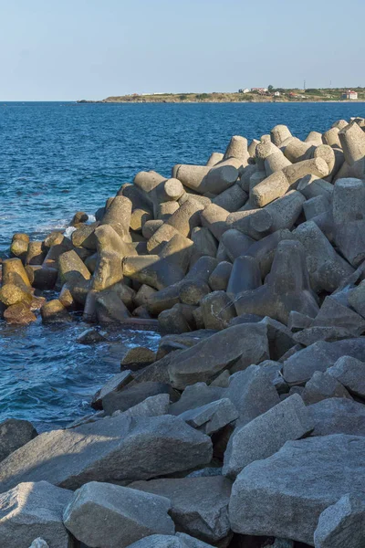 Wellenbrecher am Hafen der Stadt Zarevo, Region Burgas — Stockfoto