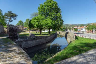 Pirot kasaba geçen Nisava Nehri'nin muhteşem görünümü