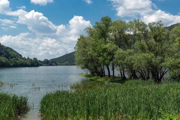 Geweldige zomer landschap van Pancharevo meer, Sofia stad regio — Stockfoto