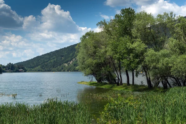 Fantastisk sommar landskap av Pancharevo Sjön lake, Sofia city Region — Stockfoto