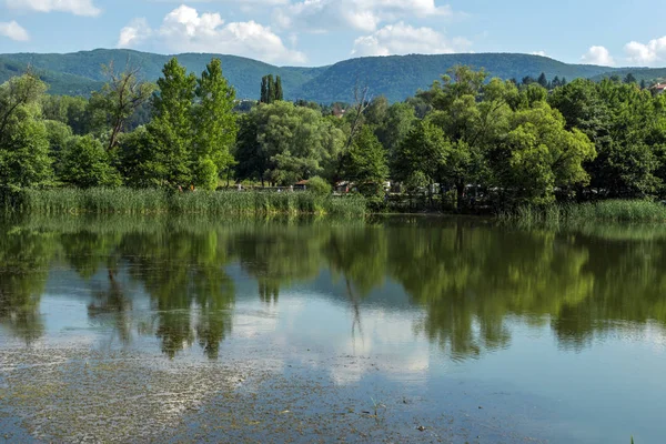 Úžasné letní krajina jezera Pancharevo, Sofie město regionu — Stock fotografie