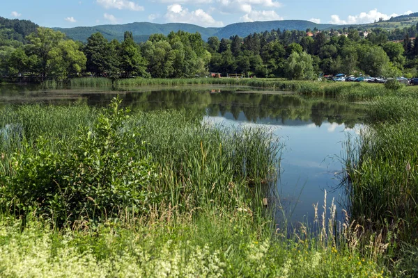 Fantastisk sommar landskap av Pancharevo Sjön lake, Sofia city Region — Stockfoto