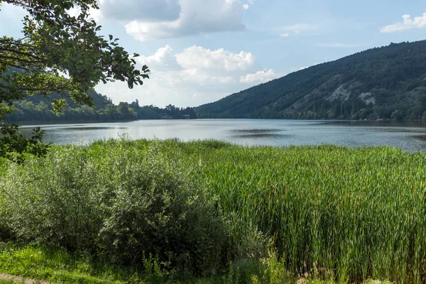 Úžasné letní krajina jezera Pancharevo, Sofie město regionu — Stock fotografie