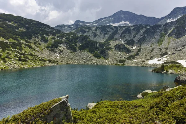 Paisagem com peixes Banderitsa lago e Banderishki chukar pico, Pirin Montanha — Fotografia de Stock
