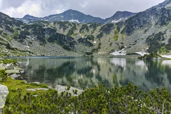 Lago Banderitsa de peixes e pico de Banderishki chukar, Pirin Mountain — Fotografia de Stock