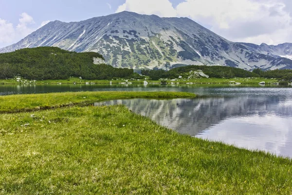 Amazing Landscape dengan danau Muratovo dan puncak Todorka, Pirin Mountain — Stok Foto