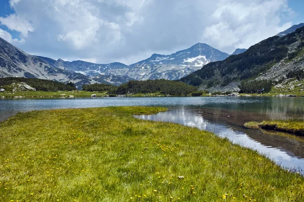 Muratovo Gölü ve Banderishki Kınalı tepe ile muhteşem manzara, — Stok fotoğraf