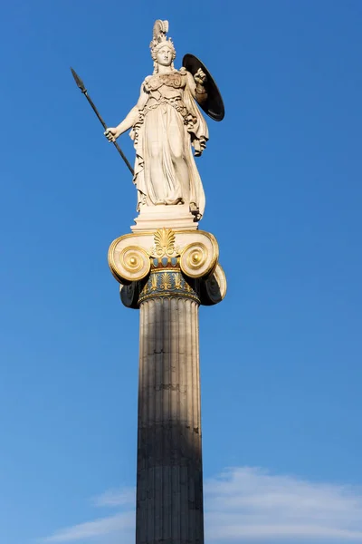 Statue de la déesse Athéna devant l'Académie d'Athènes, Attique — Photo