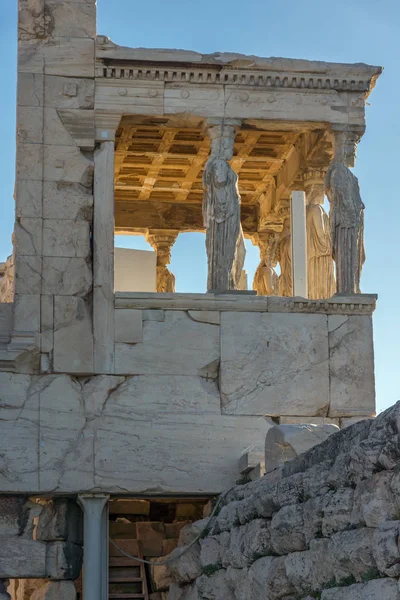 O pórtico dos cariátides em O Erechtheion um temple grego antigo no lado norte do acropolis de Atenas — Fotografia de Stock